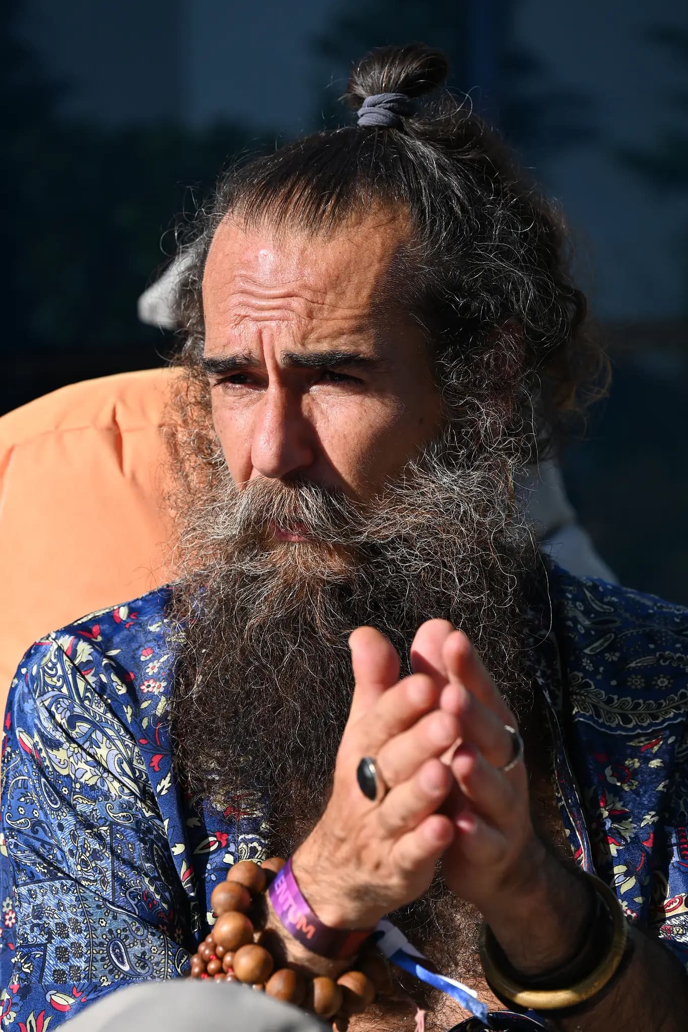 Doğal ışıkta koyu arka plan önünde duran eğitmen portresi